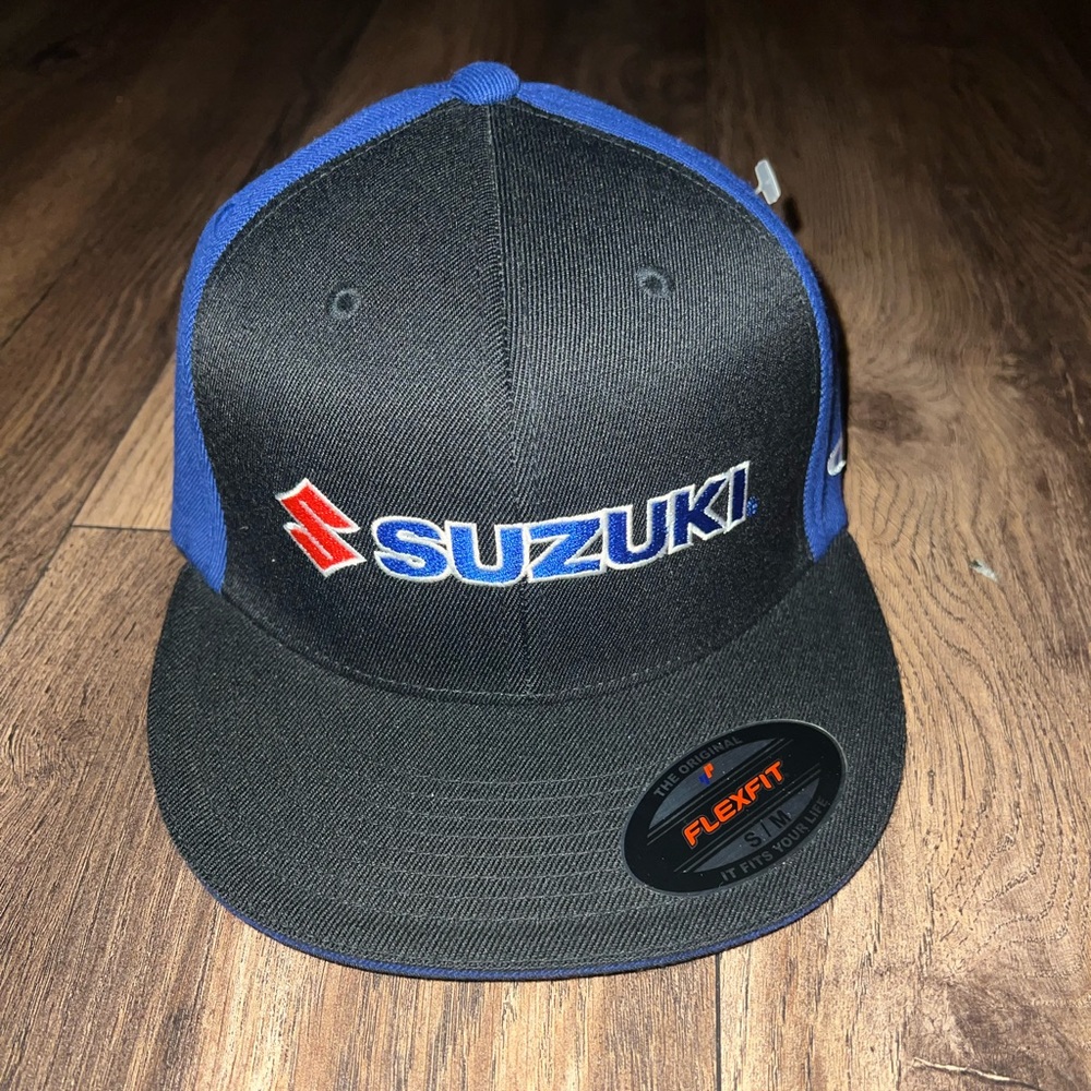 NEW Men’s Flex Fit Suzuki Logo Hat Size S/M.